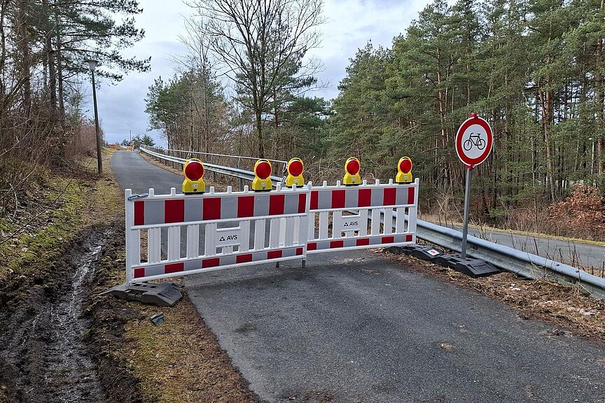 Absperrung ohne Umleitung? Kann man da links vorbeifahren? Absperrung Radweg