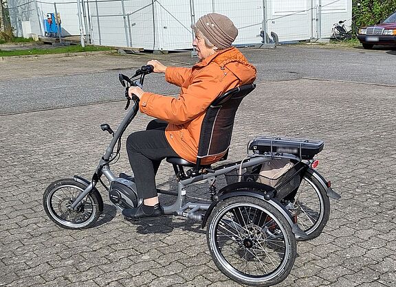 Seniorin auf E-Dreirad