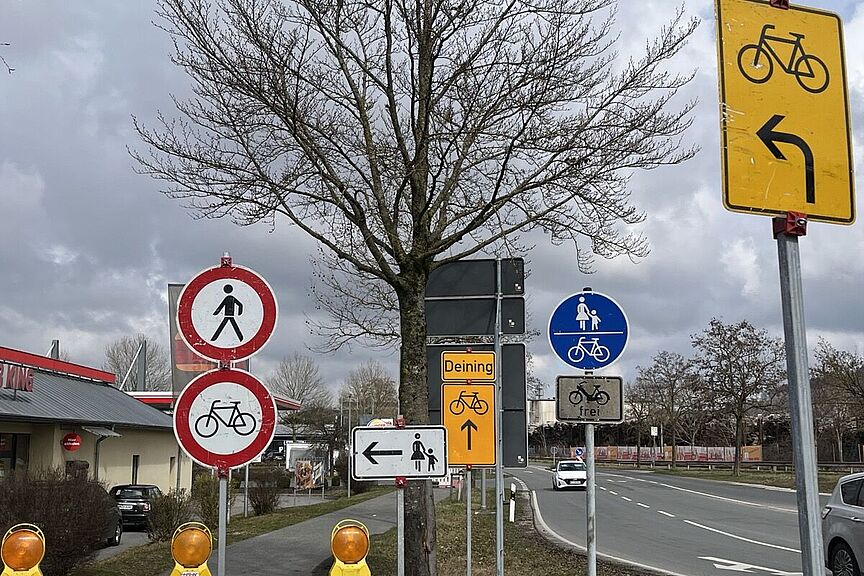 Der Radler darf jetzt selbst entscheiden, welche Umleitung er nimmt! Schilderwald